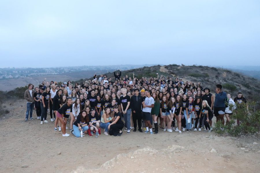The+class+of+2020+at+Senior+Sunrise.+This+annual+event+conists+of+the+senior+class+viewing+the+sunrise+from+the+top+of+Calavera+Mountain.+Photo+courtesy+of+Hailey+Rutter.