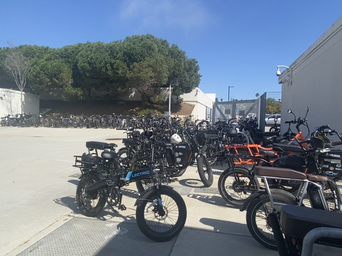 There+are+many+e-bikes+parked+at+the+bike+racks+at+Carlsbad+High+School+due+to+their+growing+popularity+amongst+students.